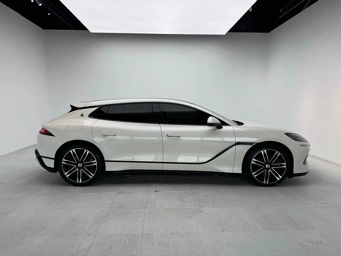 Denza Z9GT 2025 — Photo 5/14