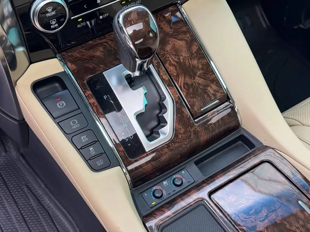 Toyota Alphard 2020 — Photo 7/16