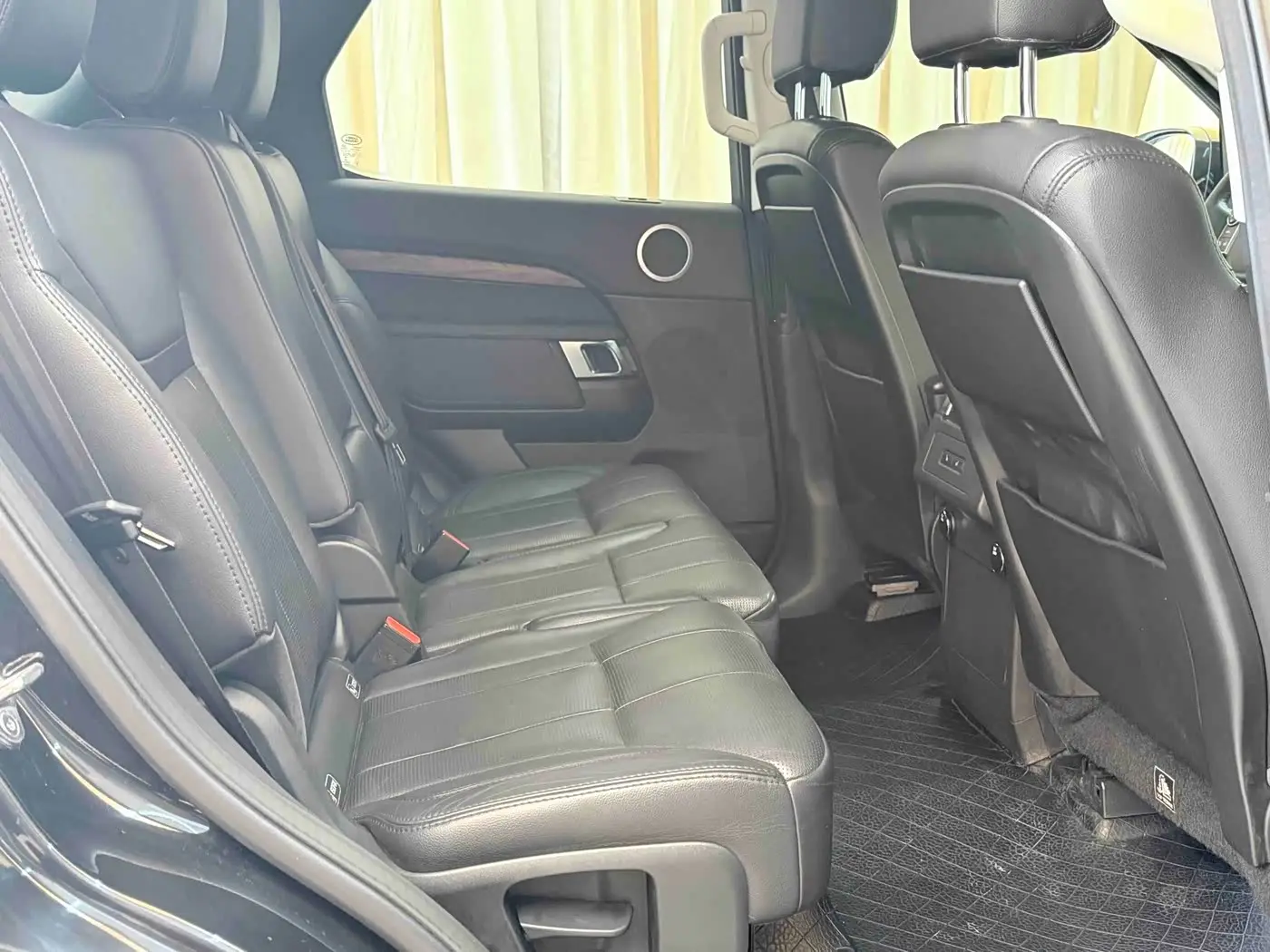 Land Rover Discovery 2017 — Photo 10/20