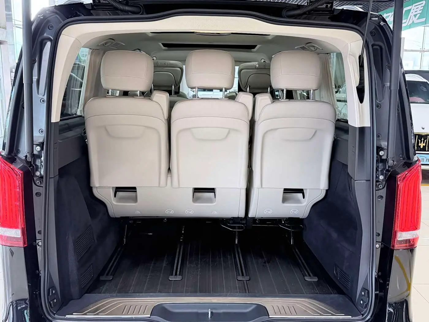Mercedes-Benz V-Class 2020 — Photo 16/20
