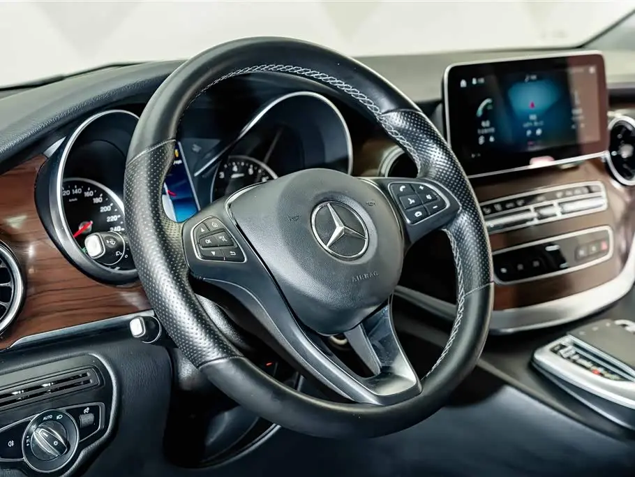 Mercedes-Benz V-Class 2022 — Photo 10/20