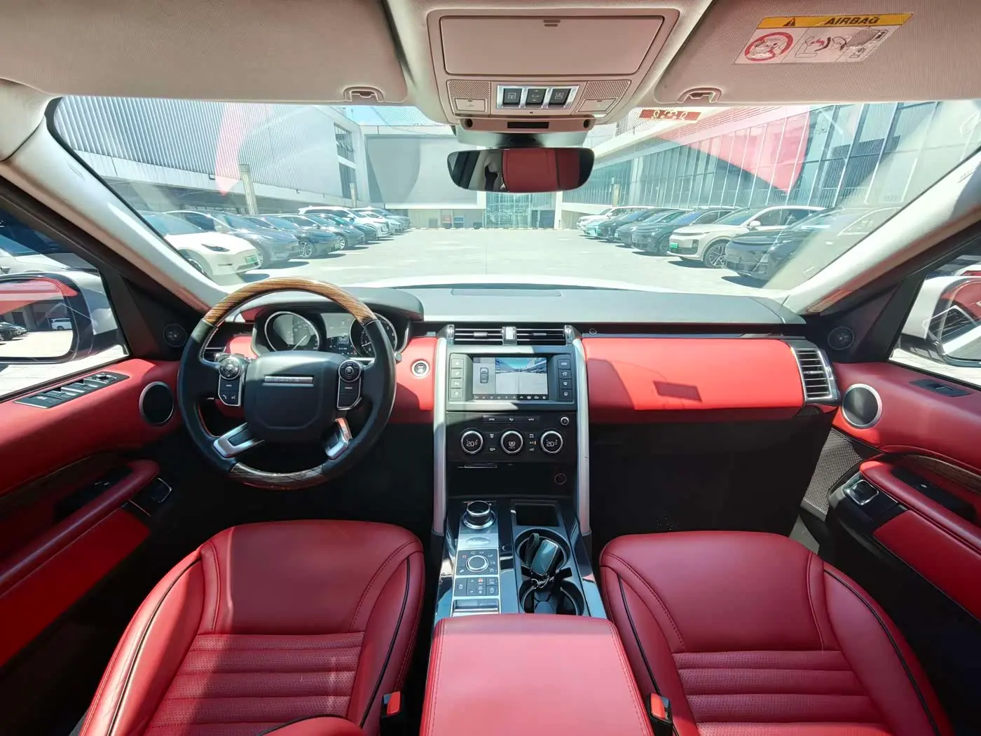 Land Rover Discovery 2020 — Photo 18/20