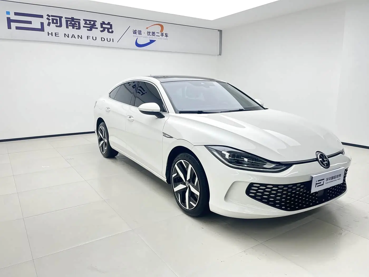 Volkswagen Lamando 2023 — Photo 3/12