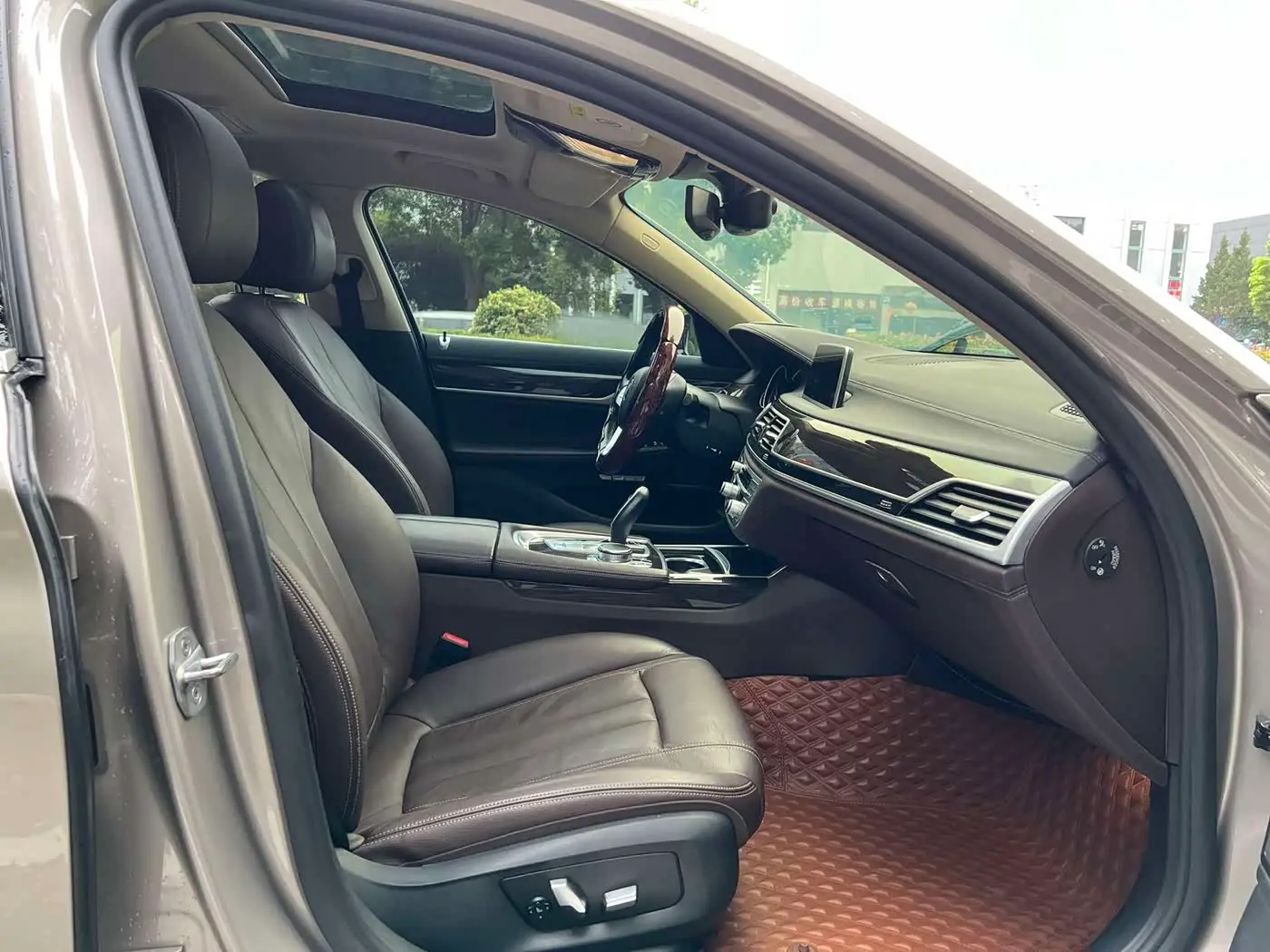 BMW 7 Series 2018 — Photo 15/18