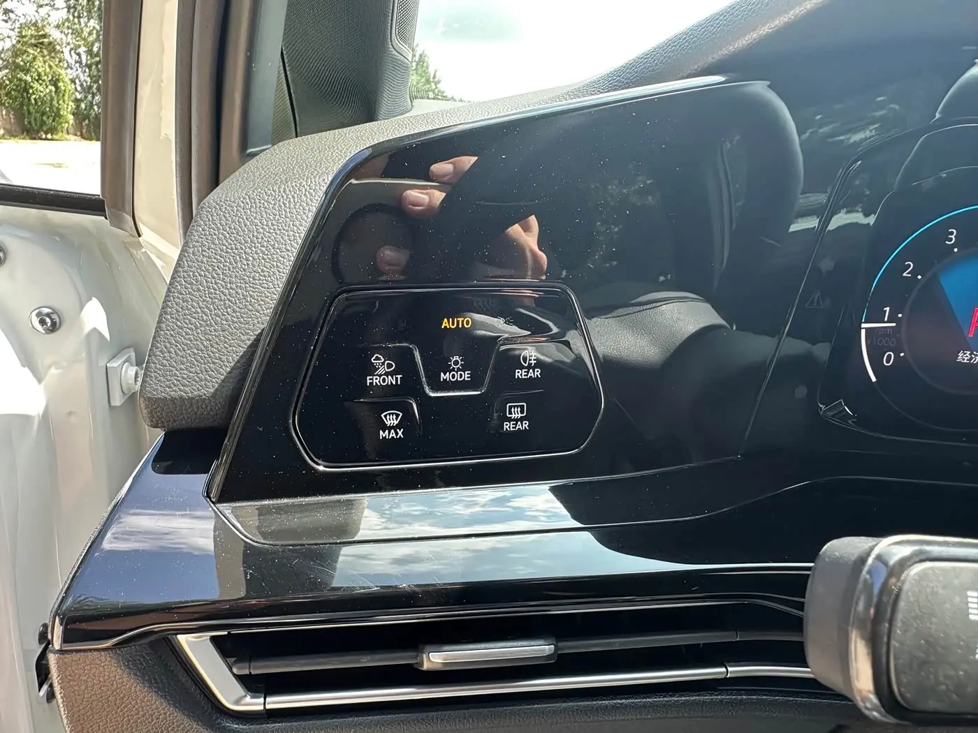 Volkswagen Golf 2023 — Photo 6/19