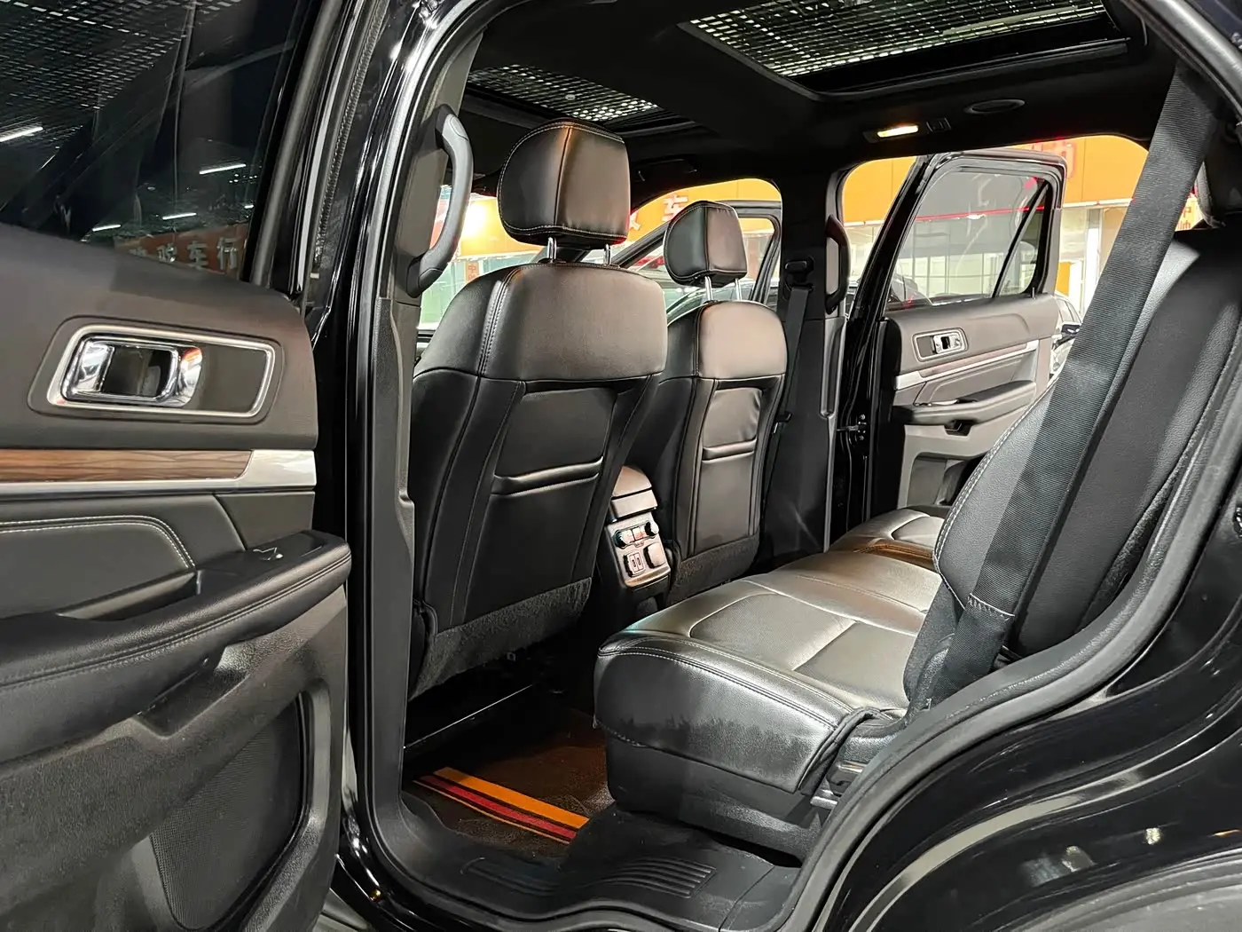 Ford Explorer 2018 — Photo 11/11