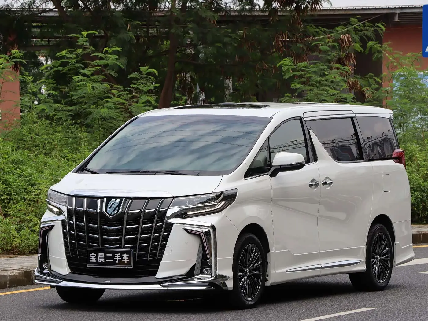 Toyota Alphard 2018 — Фото 1/16