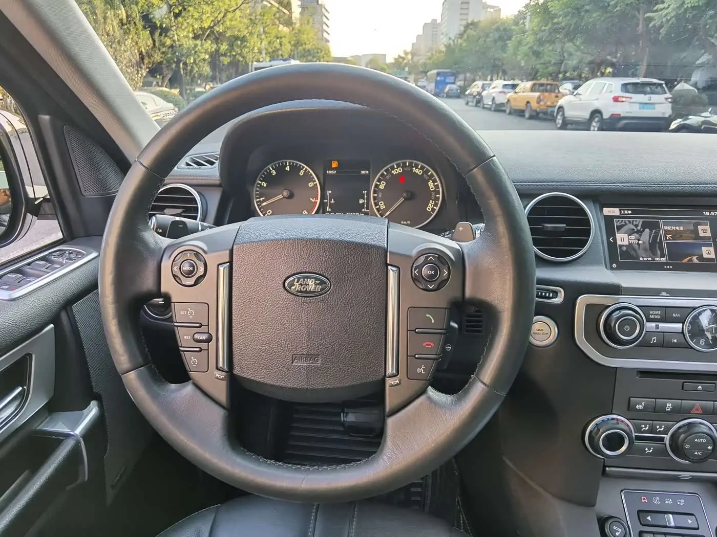 Land Rover Discovery 2016 — Photo 12/17