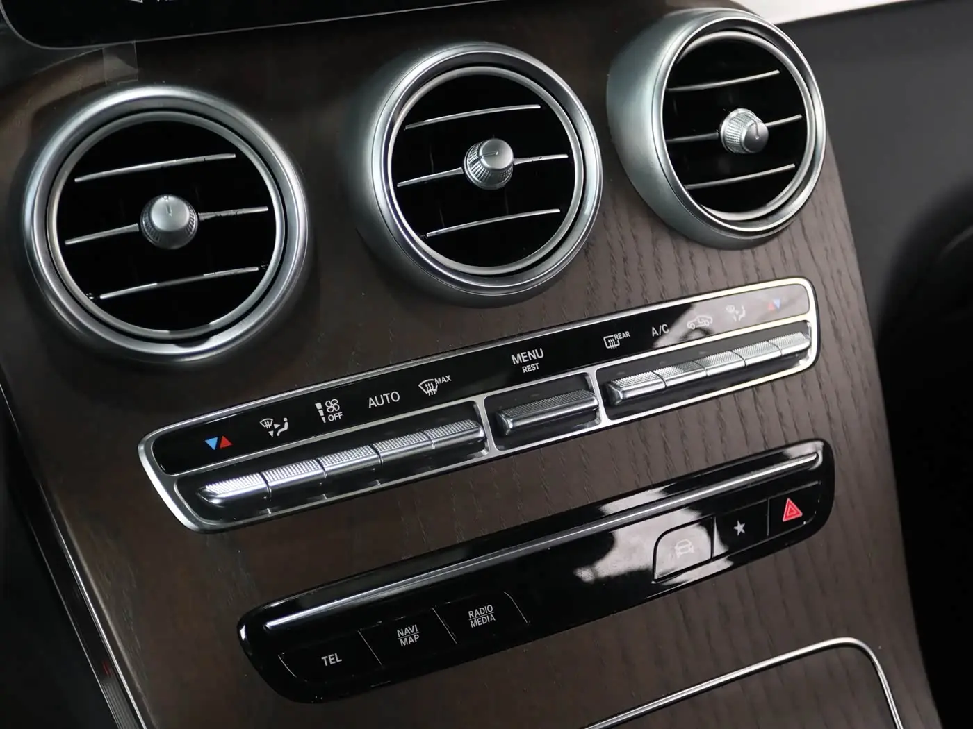 Mercedes-Benz GLC 2022 — Photo 9/17