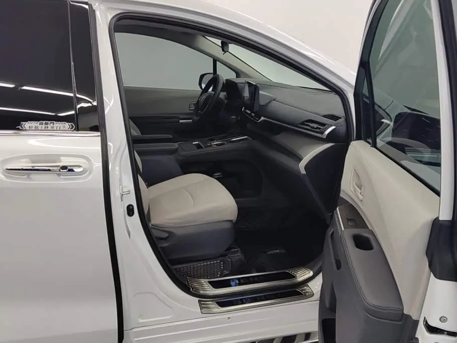 Toyota Sienna 2024 — Şəkil 8/16