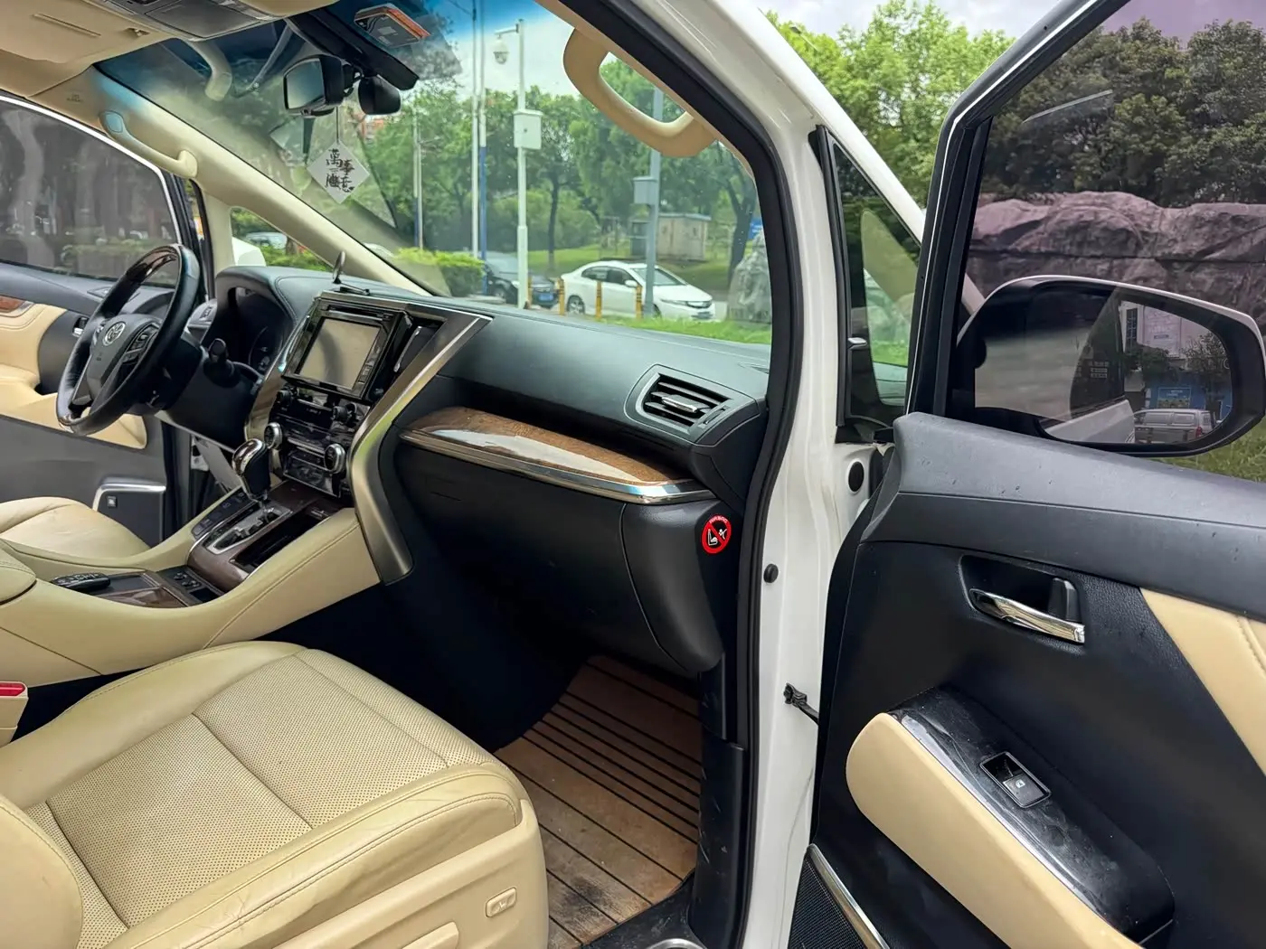 Toyota Alphard 2016 — Photo 10/19