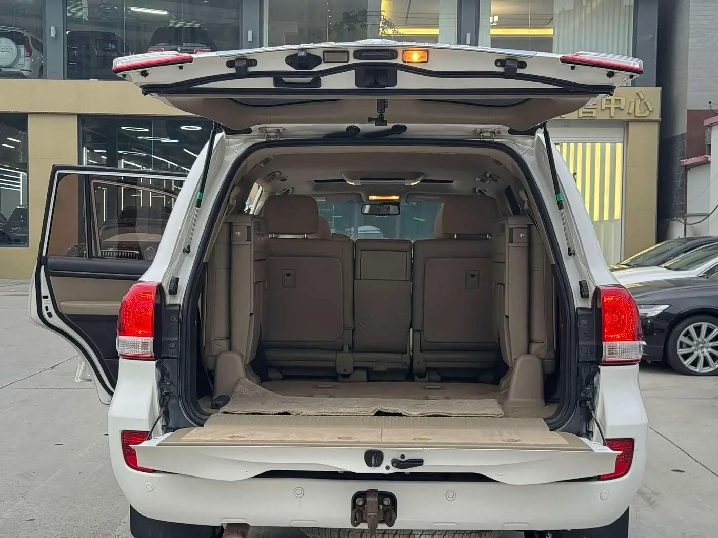 Toyota Land Cruiser 2011 — Photo 12/20