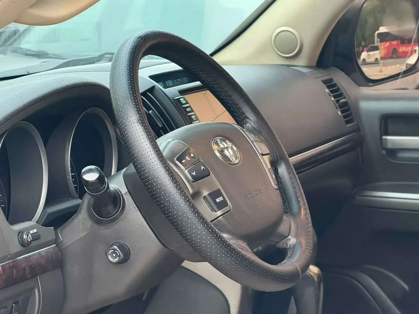 Toyota Land Cruiser 2011 — Photo 4/20