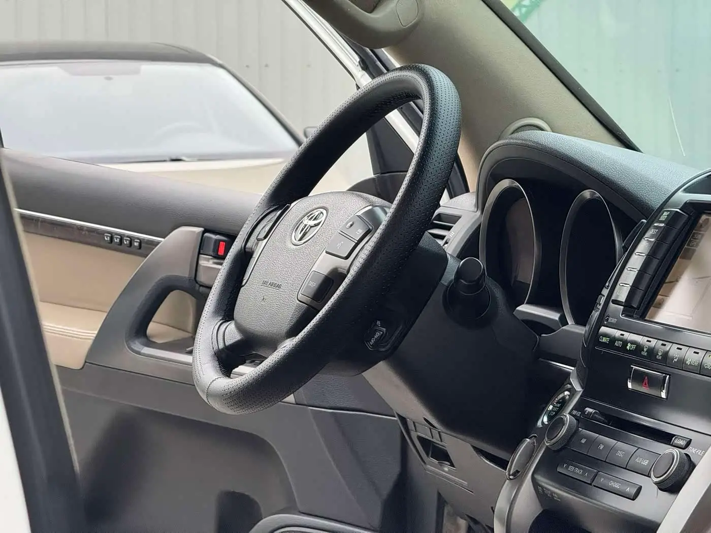 Toyota Land Cruiser 2011 — Photo 6/20