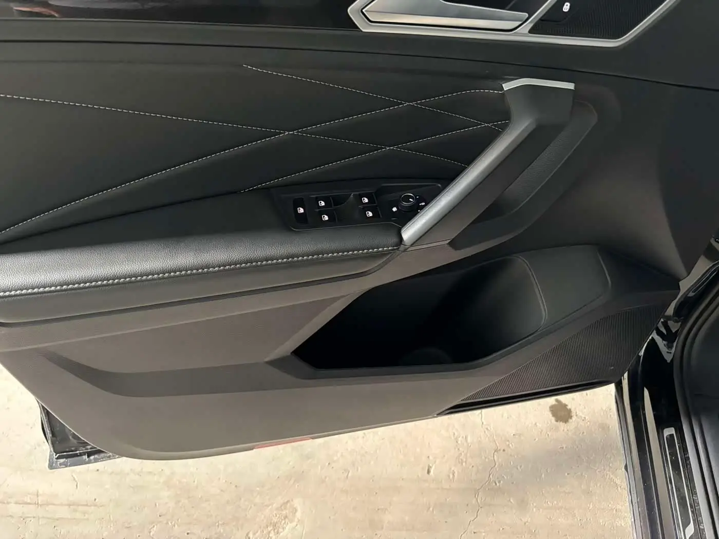 Volkswagen Tiguan L 2022 — Photo 7/20