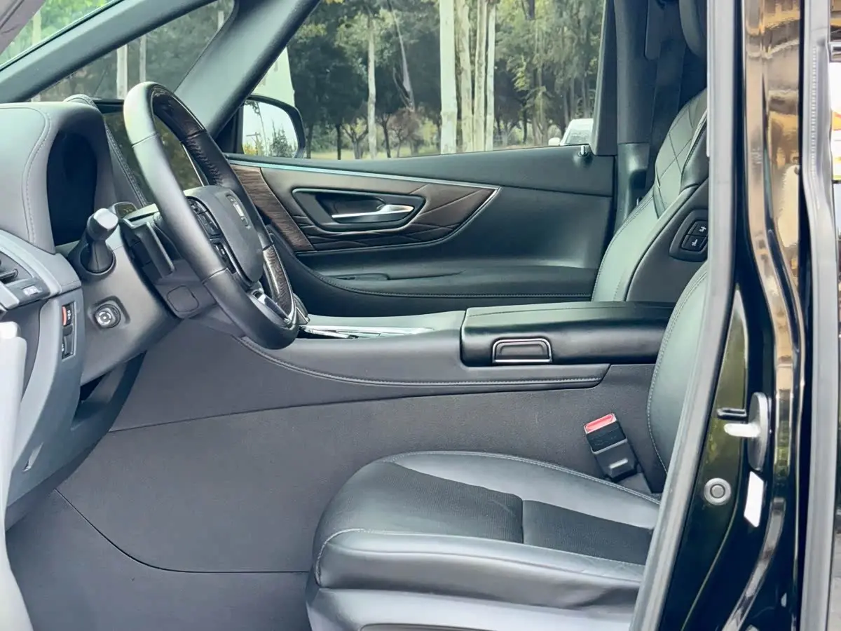 Toyota Vellfire 2023 — Photo 4/16