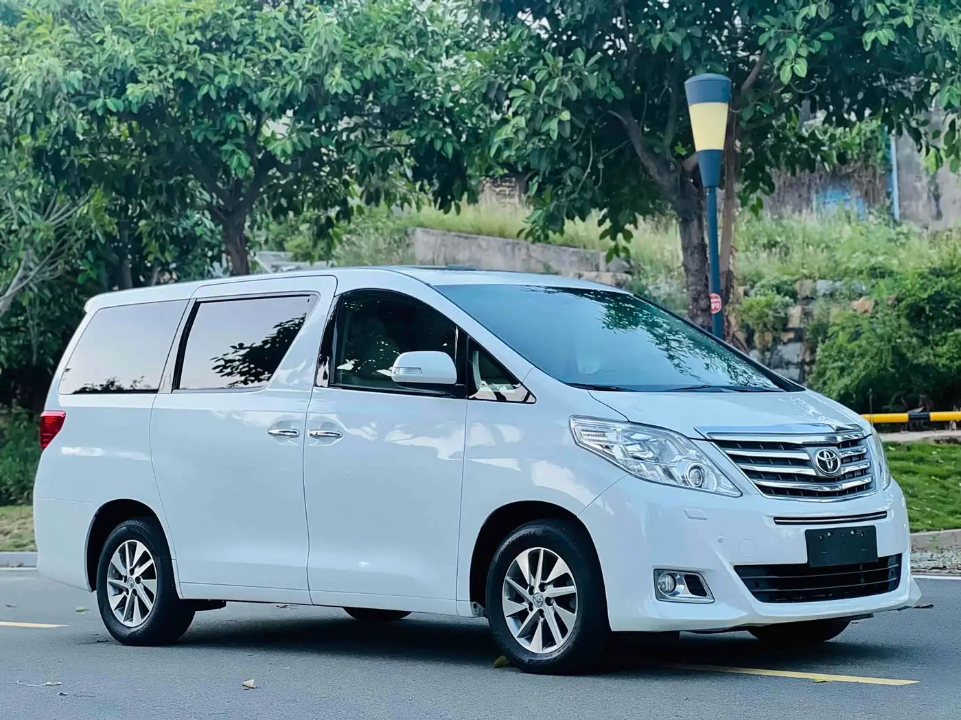 Toyota Alphard 2012 — Photo 3/12