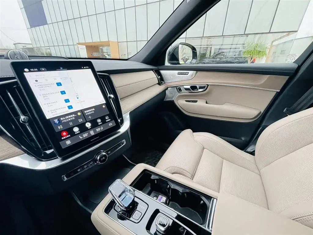 Volvo XC90 Plug-in Hybrid 2025 — Photo 18/20