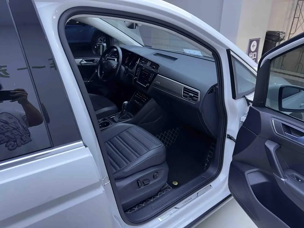 Volkswagen Touran 2023 — Фото 11/20