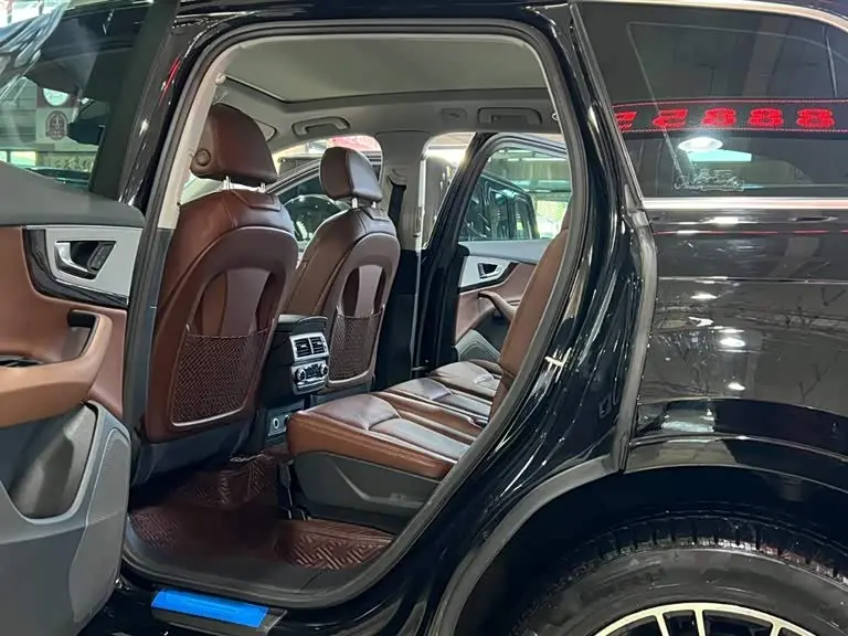 Audi Q7 2019 — Photo 7/20