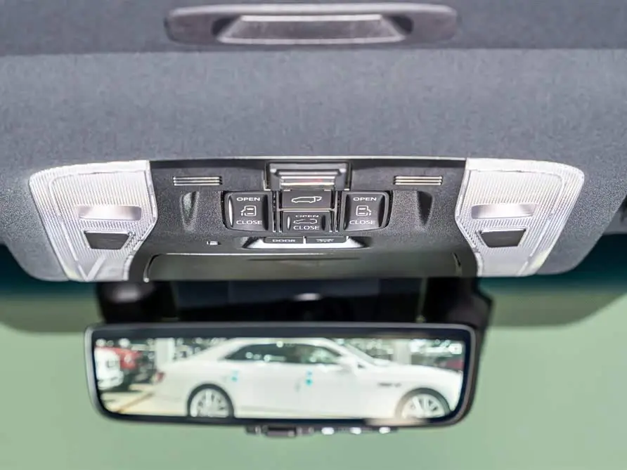 Lexus LM 2022 — Photo 17/20