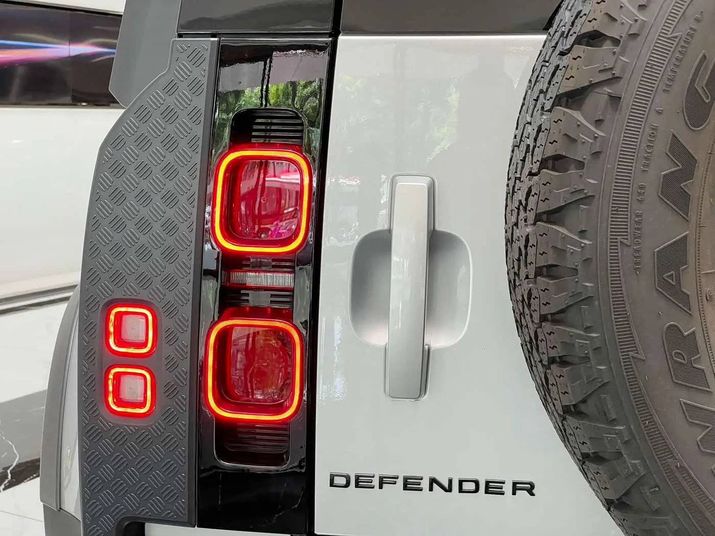 Land Rover Defender 2022 — Photo 8/20