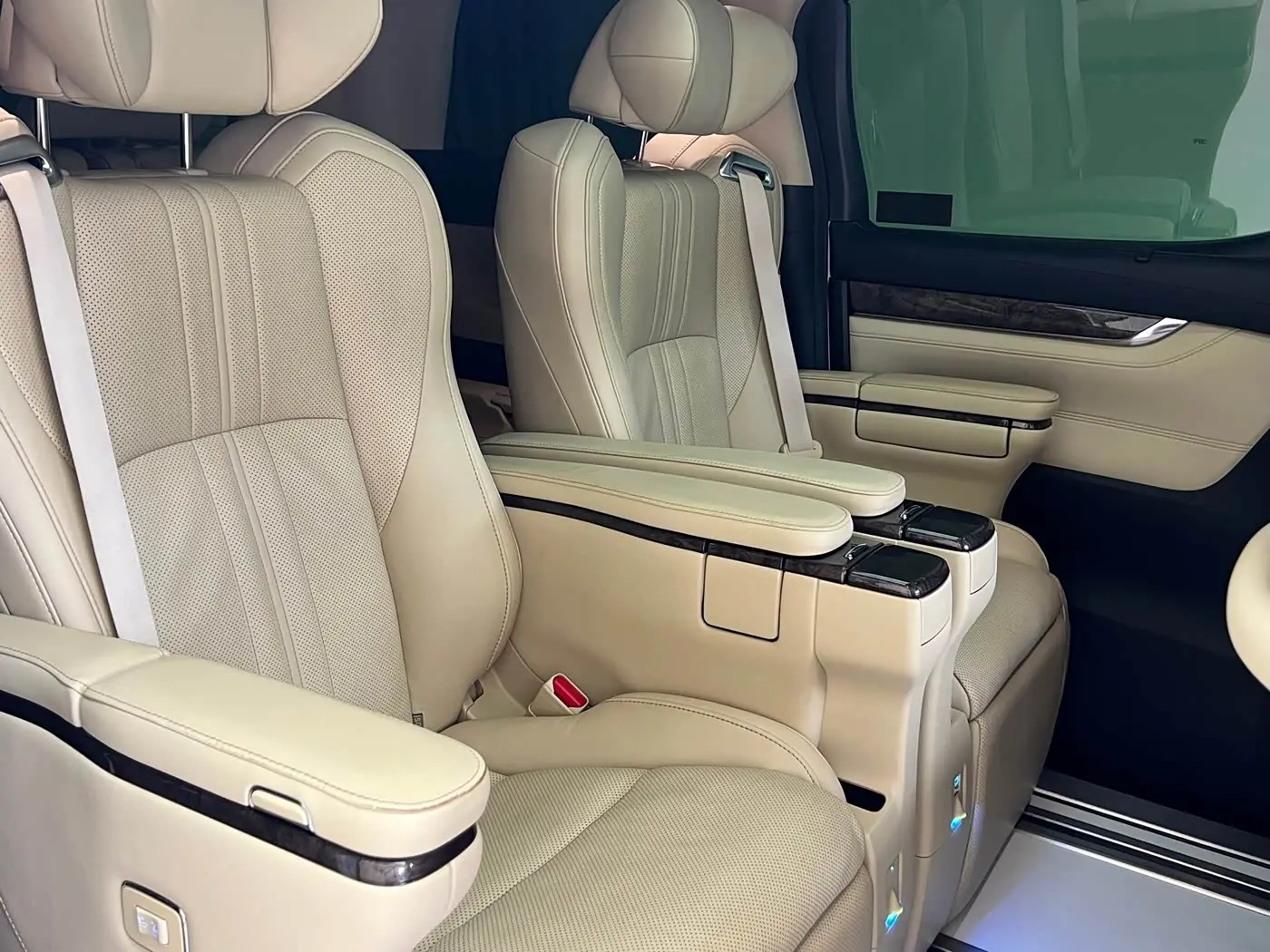 Toyota Alphard 2020 — Photo 8/20