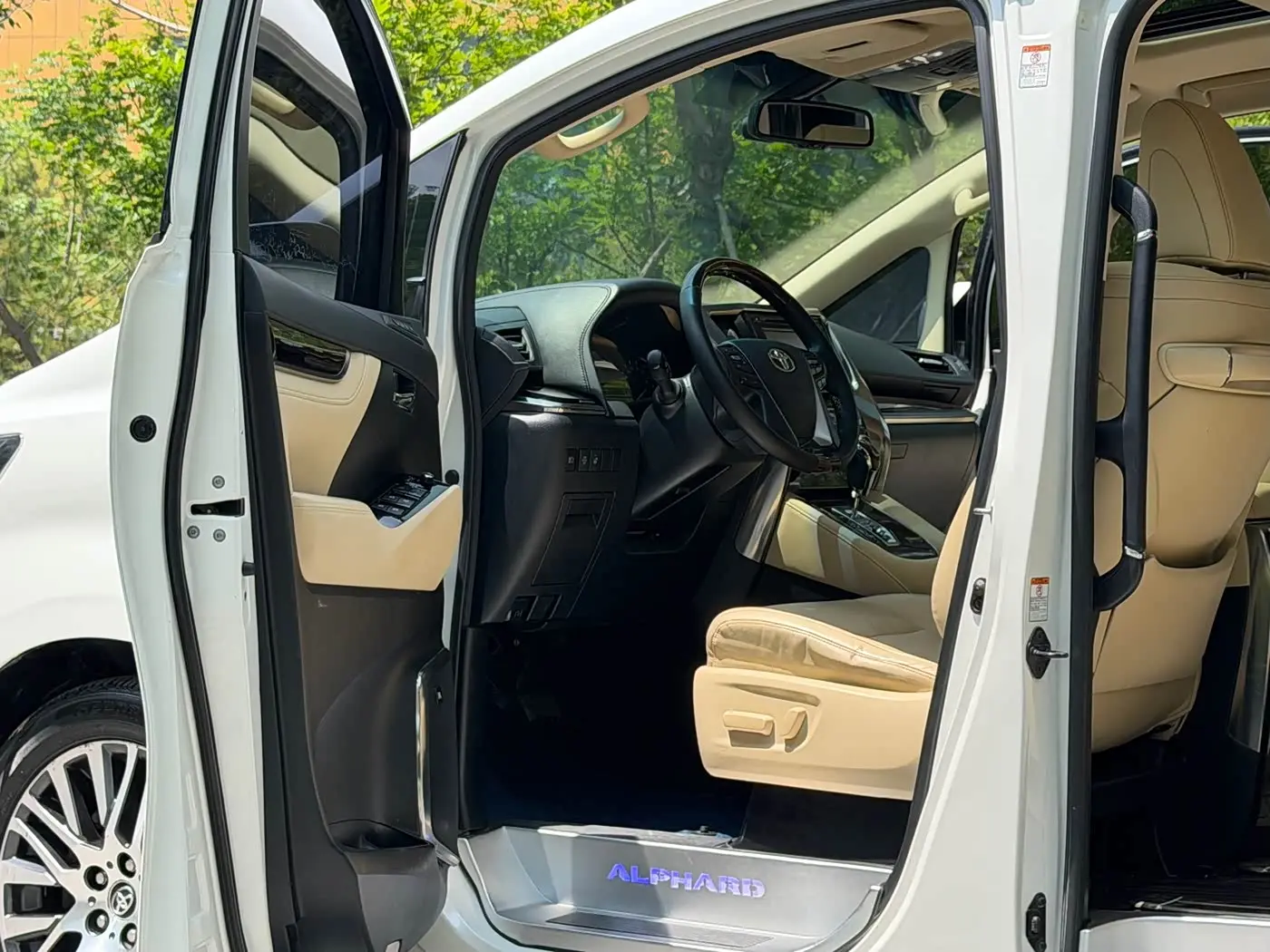 Toyota Alphard 2016 — Photo 7/18