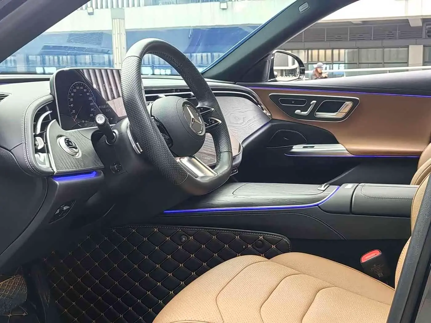 Mercedes-Benz E-Class 2023 — Photo 4/11