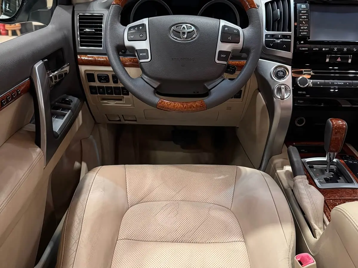 Toyota Land Cruiser 2013 — Photo 12/20