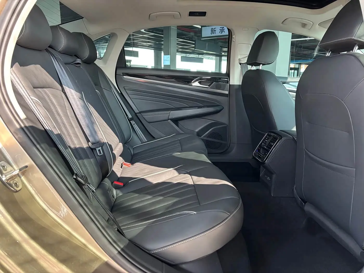 Volkswagen Passat 2022 — Şəkil 10/16