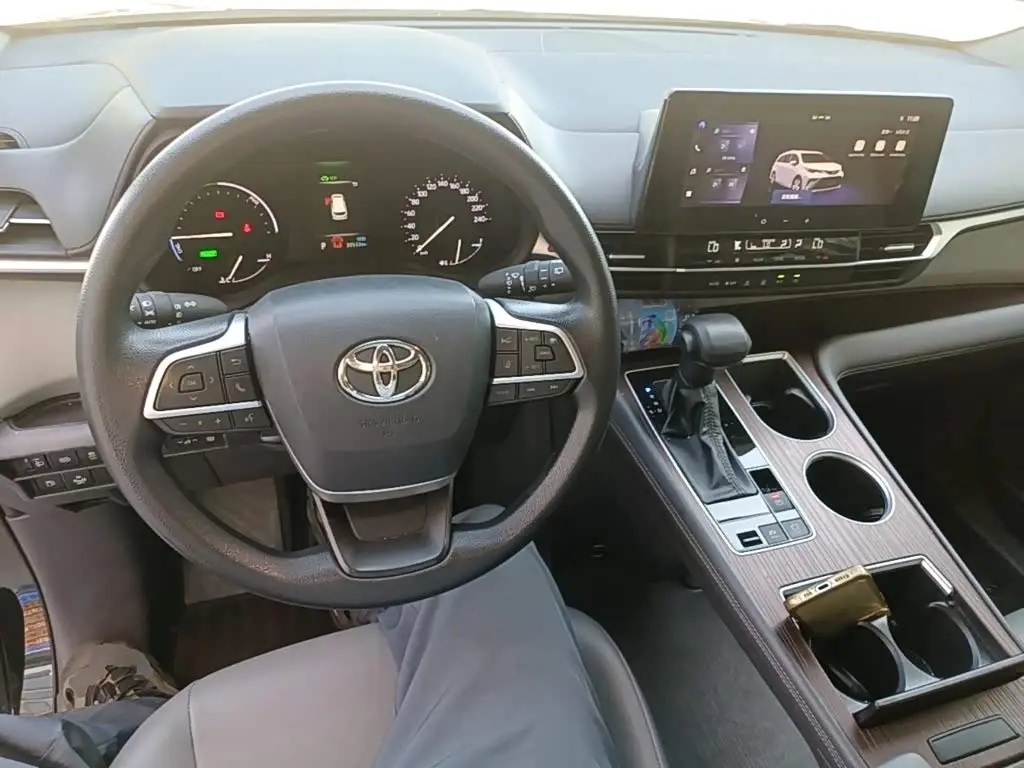 Toyota Granvia 2025 — Photo 10/20