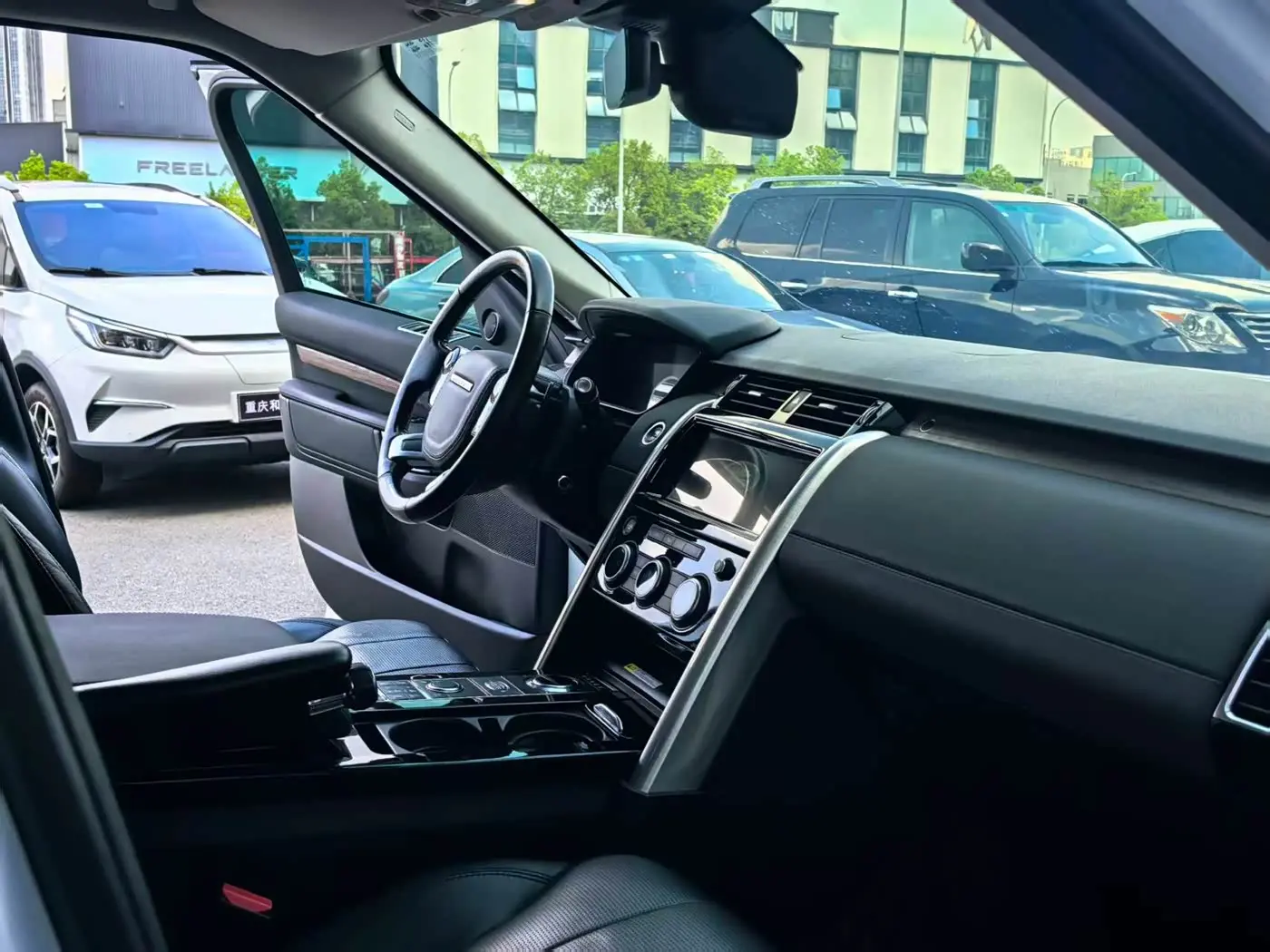 Land Rover Discovery 2019 — Photo 7/17