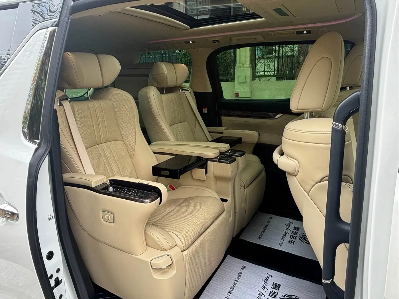Toyota Alphard 2023 — Photo 8/10
