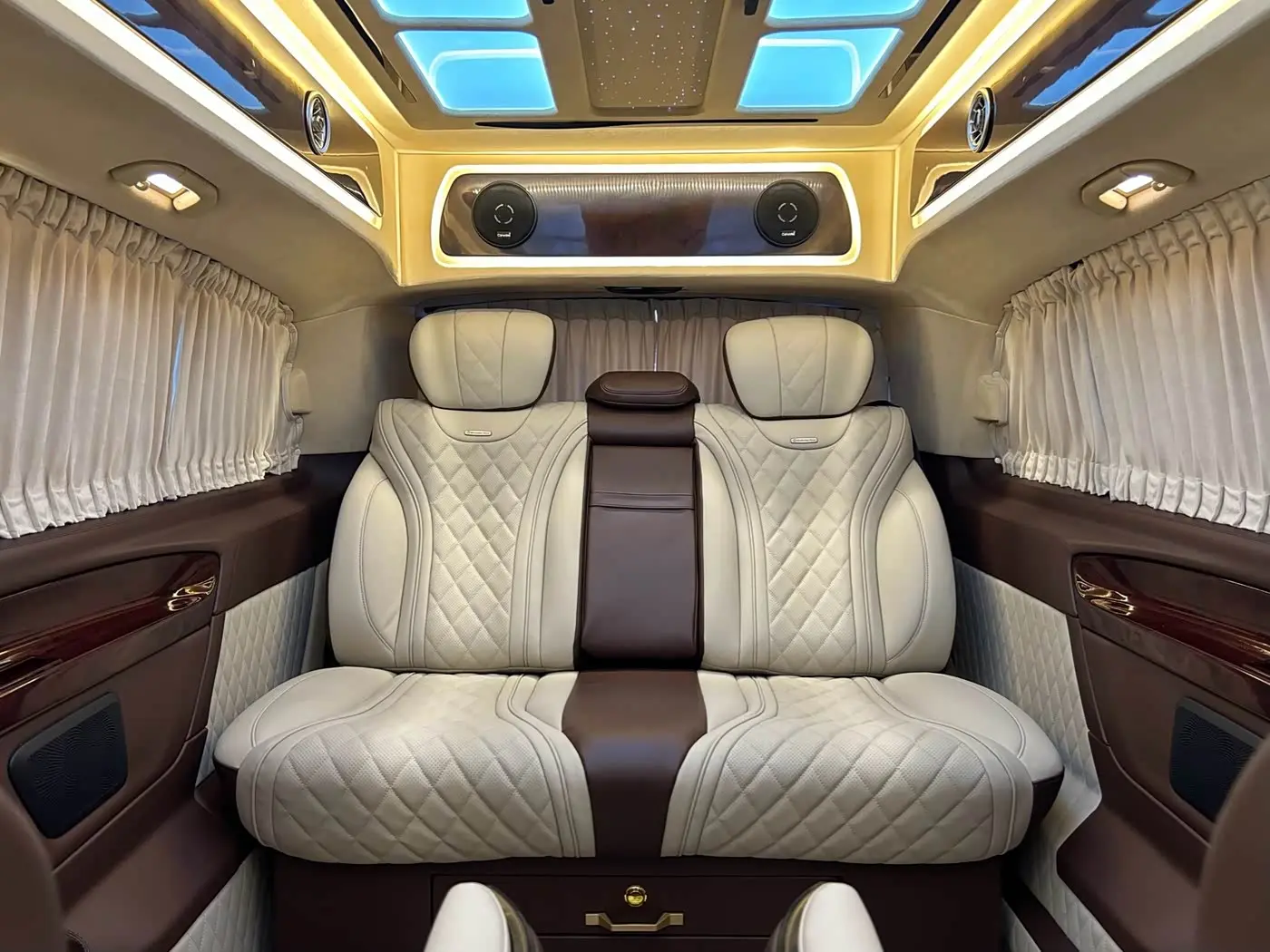 Mercedes-Benz V-Class 2020 — Photo 16/20