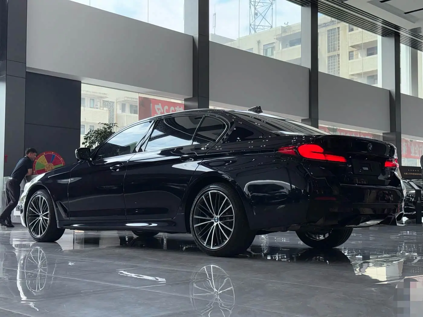 BMW 5 Series 2021 — Photo 10/10