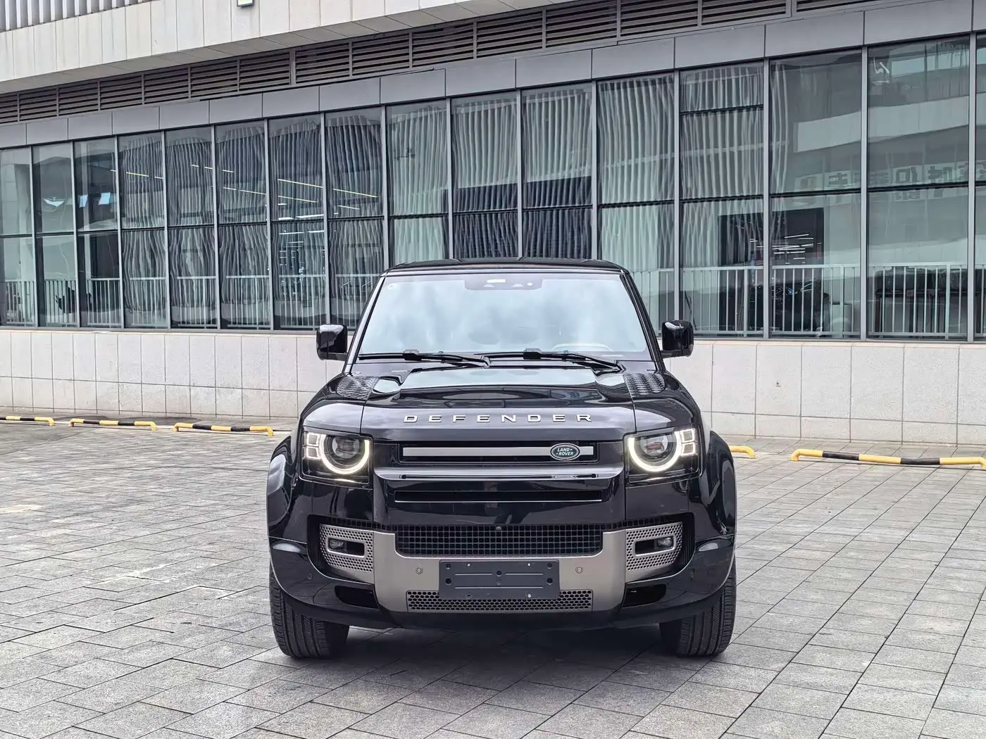 Land Rover Defender 2025 — Photo 2/19