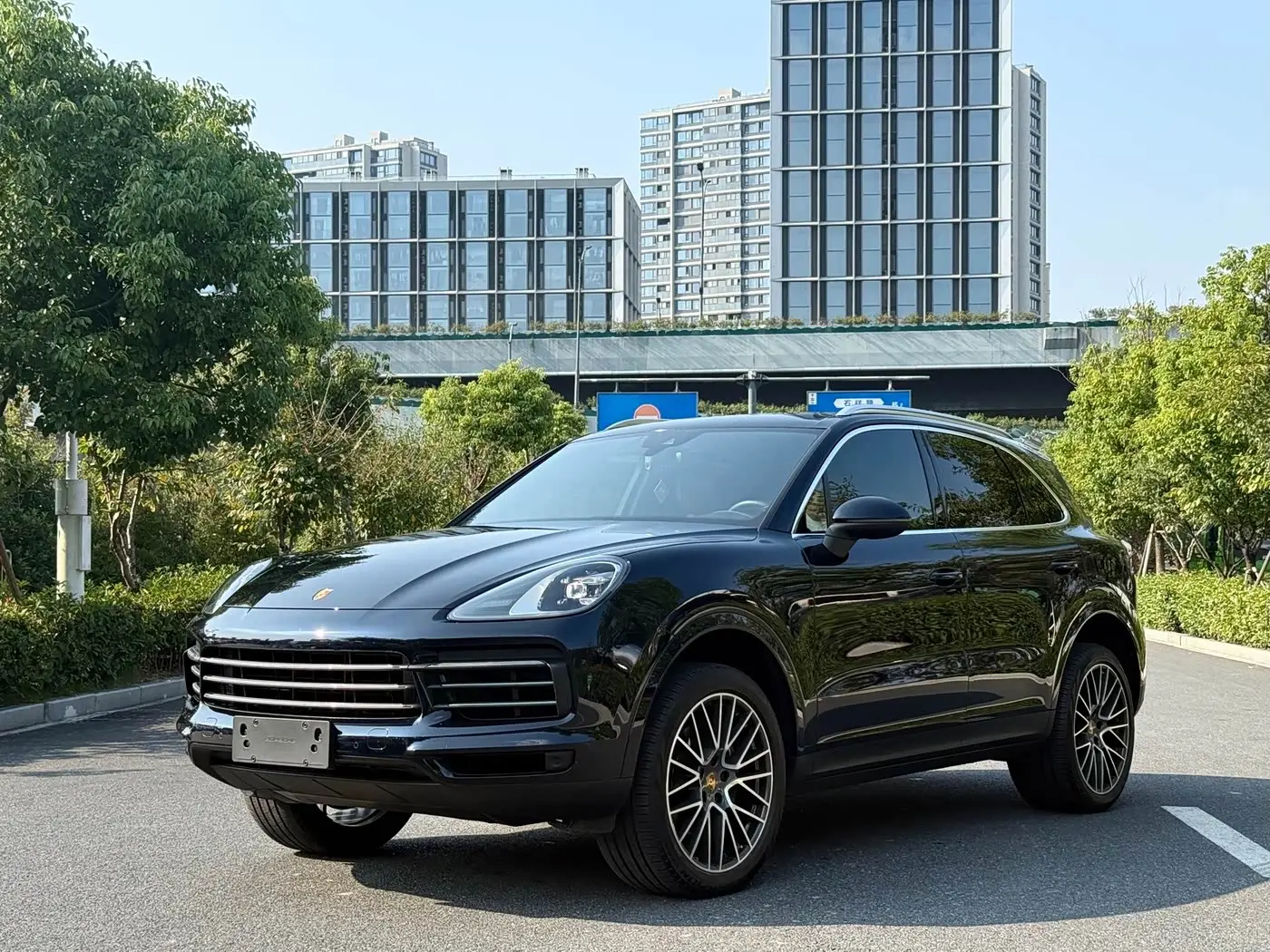 Porsche Cayenne 2022 — Фото 1/18