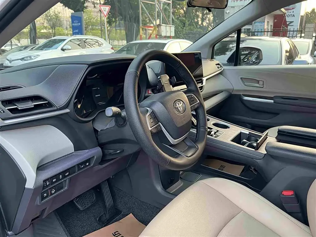 Toyota Sienna 2023 — Şəkil 10/20