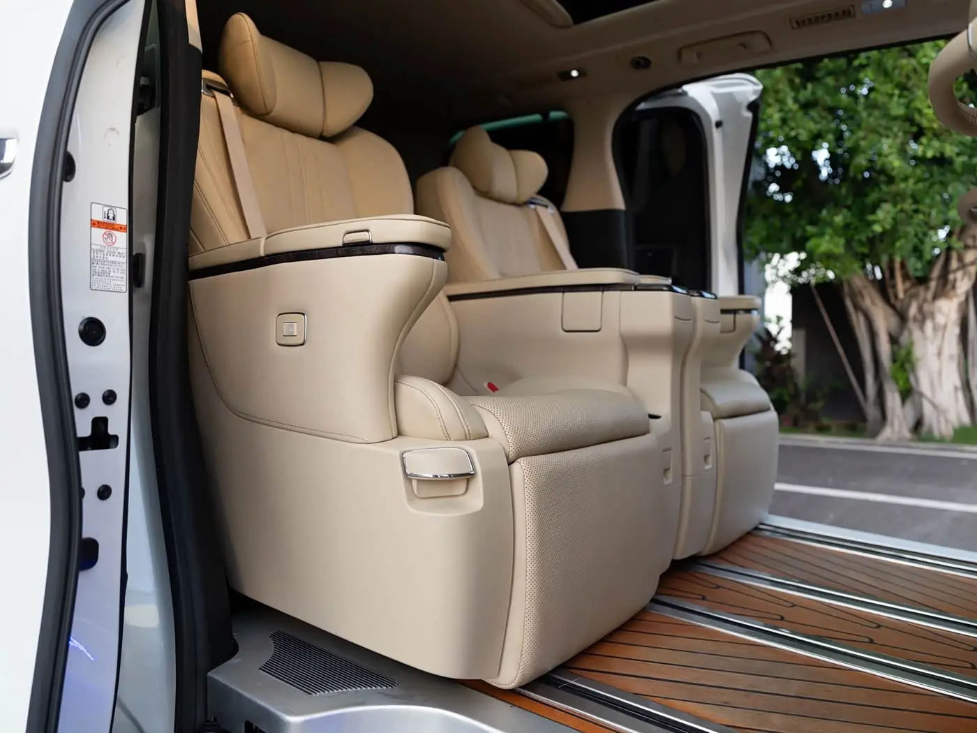 Toyota Alphard 2021 — Photo 10/16