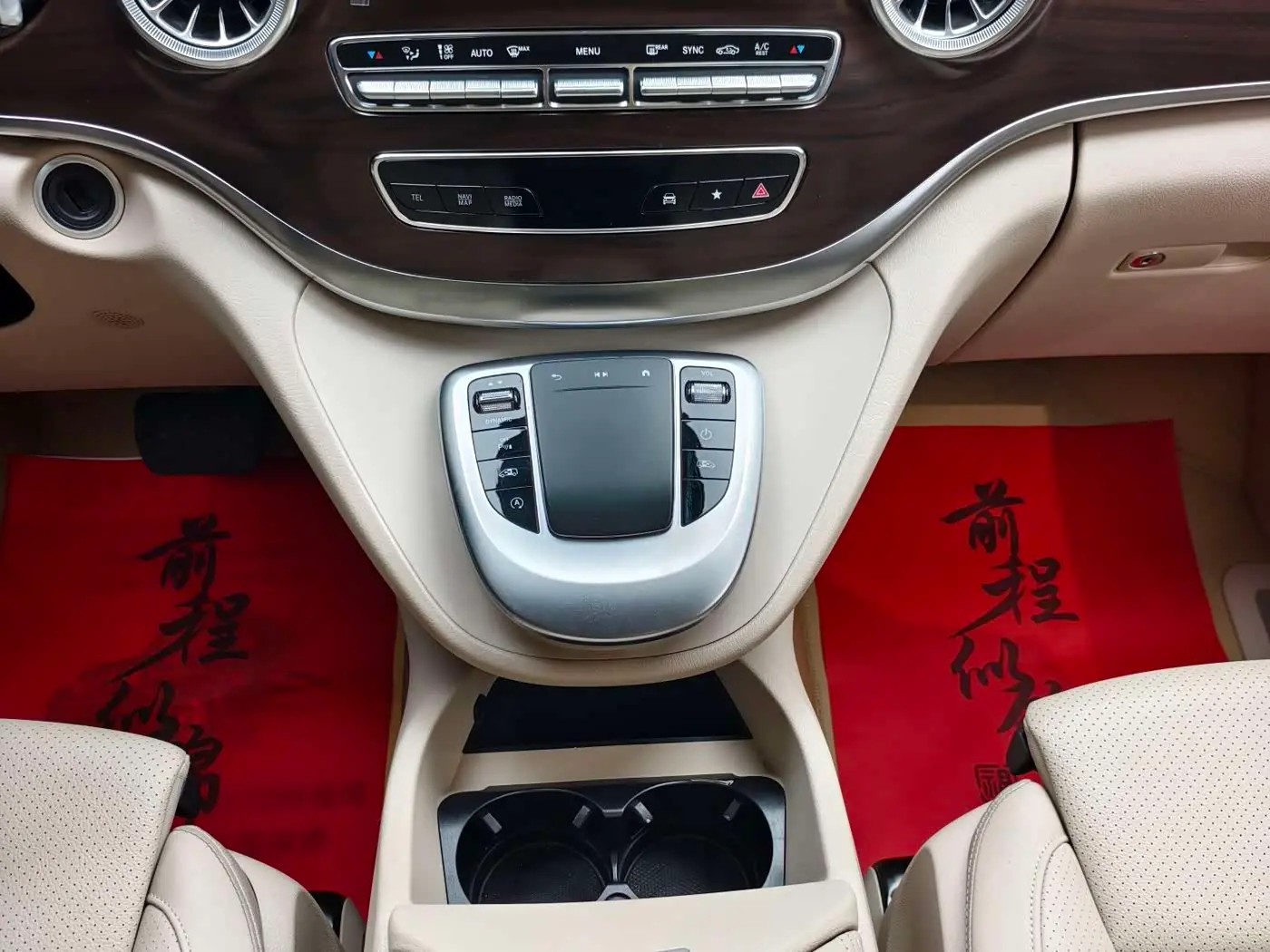 Mercedes-Benz V-Class 2023 — Photo 17/20