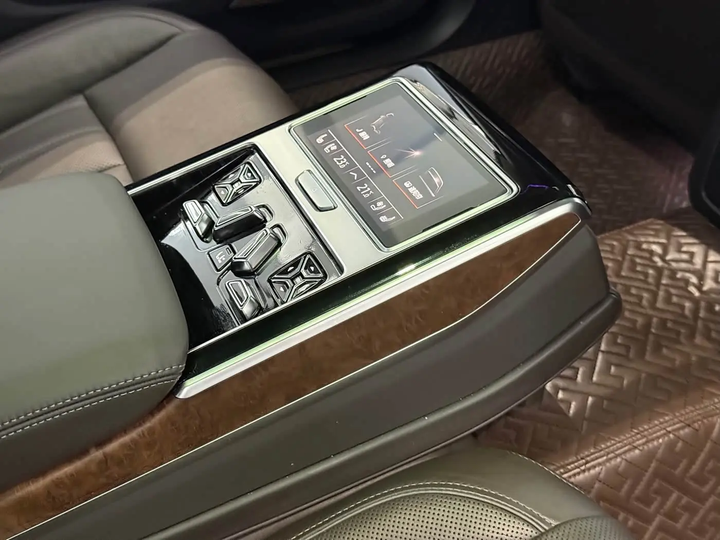 Audi A8 2018 — Photo 11/18
