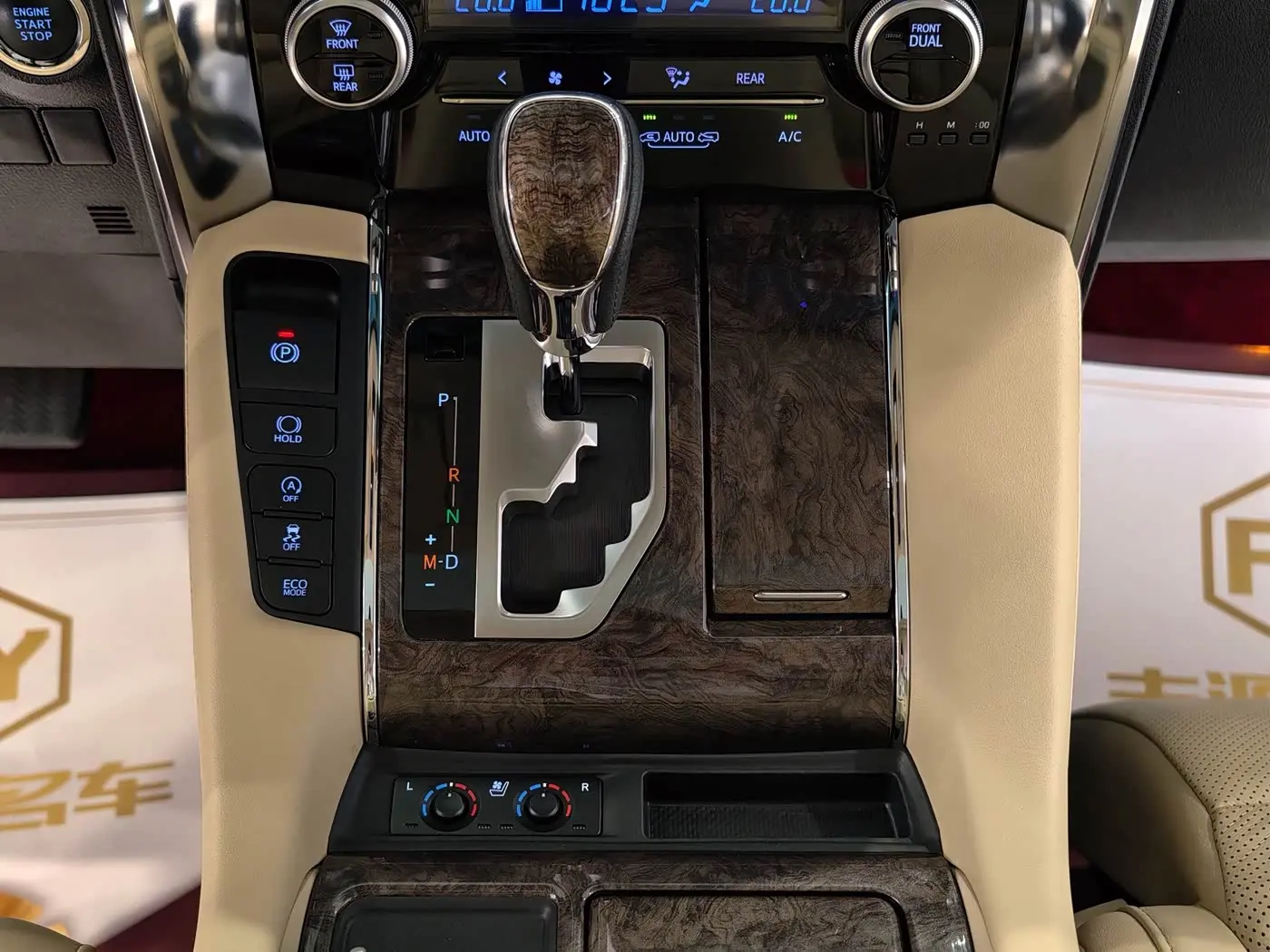 Toyota Alphard 2018 — Şəkil 17/20