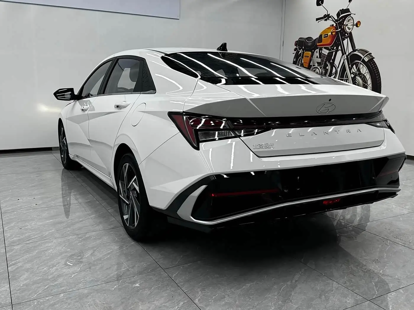 Hyundai Elantra 2023 — Photo 6/11