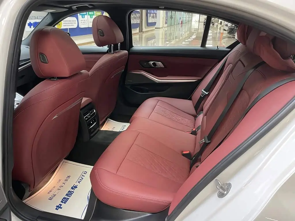 BMW 3 Series 2024 — Photo 12/20