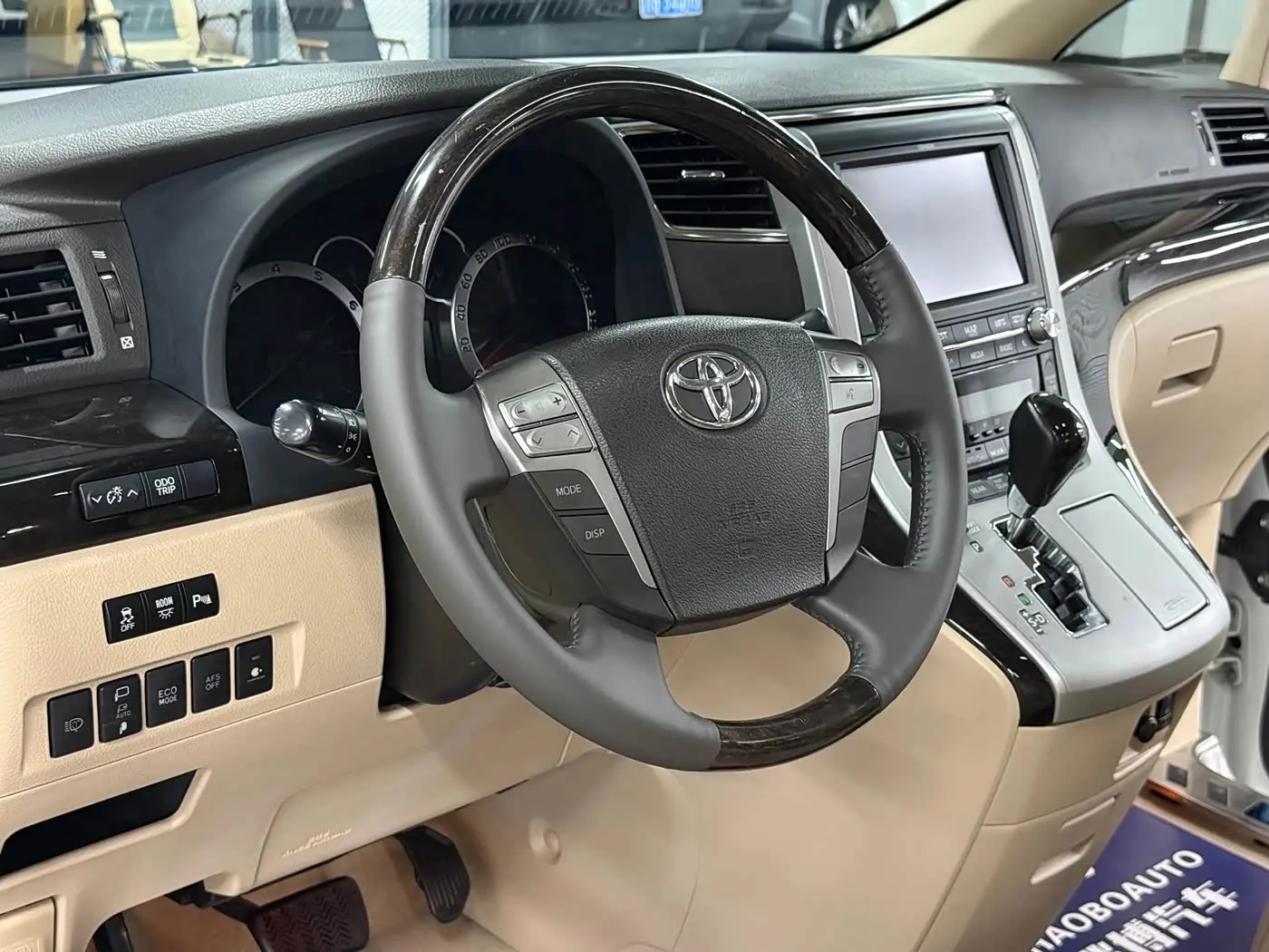 Toyota Alphard 2012 — Photo 6/20