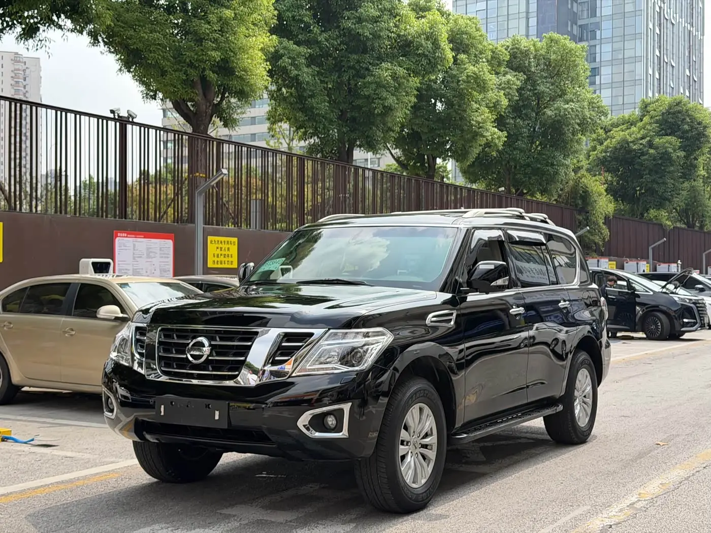 Nissan Patrol 2017 — Photo 2/18