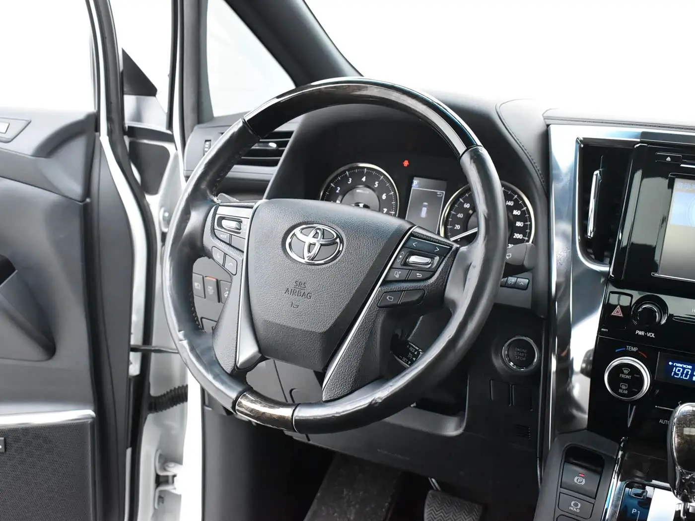 Toyota Alphard 2018 — Photo 8/20