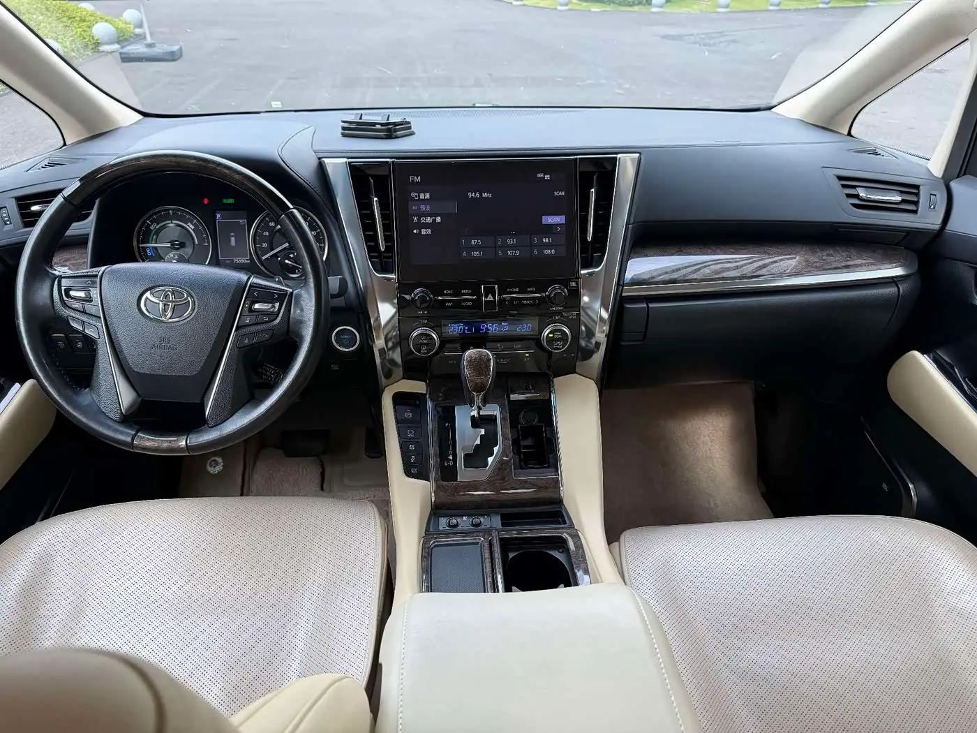 Toyota Vellfire 2023 — Photo 10/16
