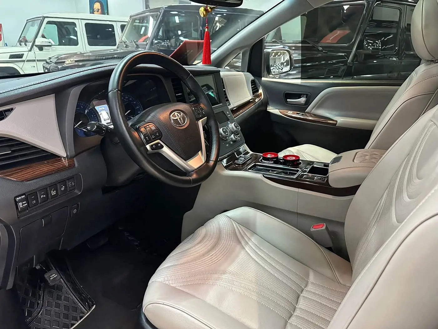 Toyota Sienna 2017 — Photo 7/17